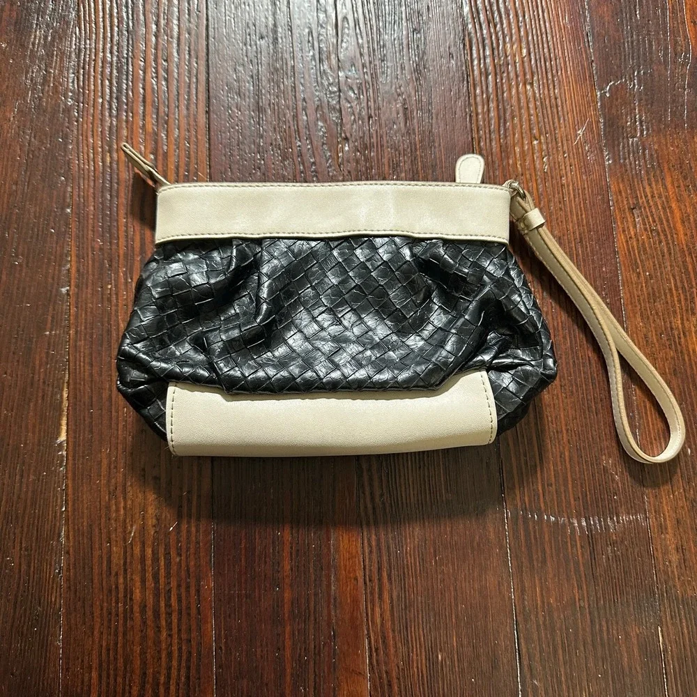 Vintage Simply Vera Wang‎ Wristlet Purse Black and White Weave